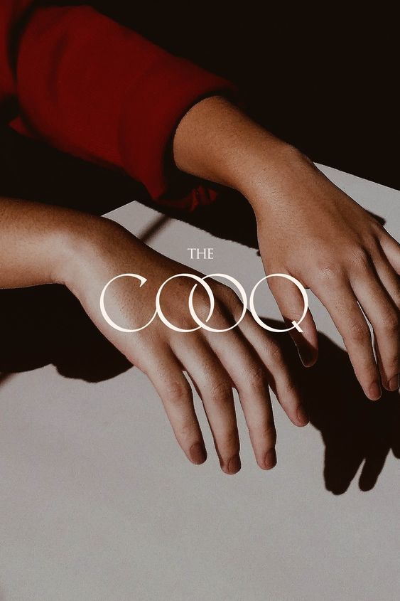 Руки на фоне с надписью 'The COO' и текстом 'Разработаем бренд, который станет вашим лицом