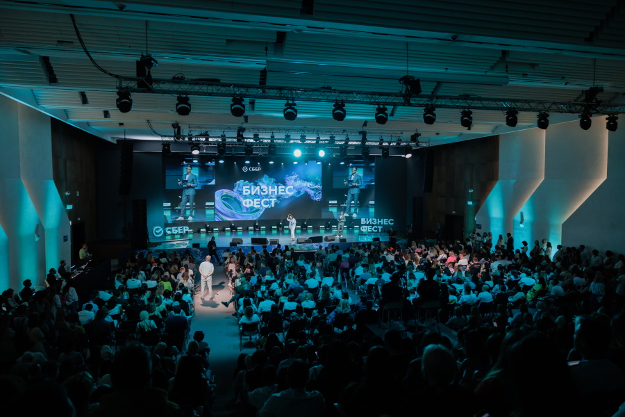 Смартфон с открытым сайтом на экране стоит на подиуме на фоне синих геометрических форм. Заголовок: 'Для чего нужен веб-сайт?'"