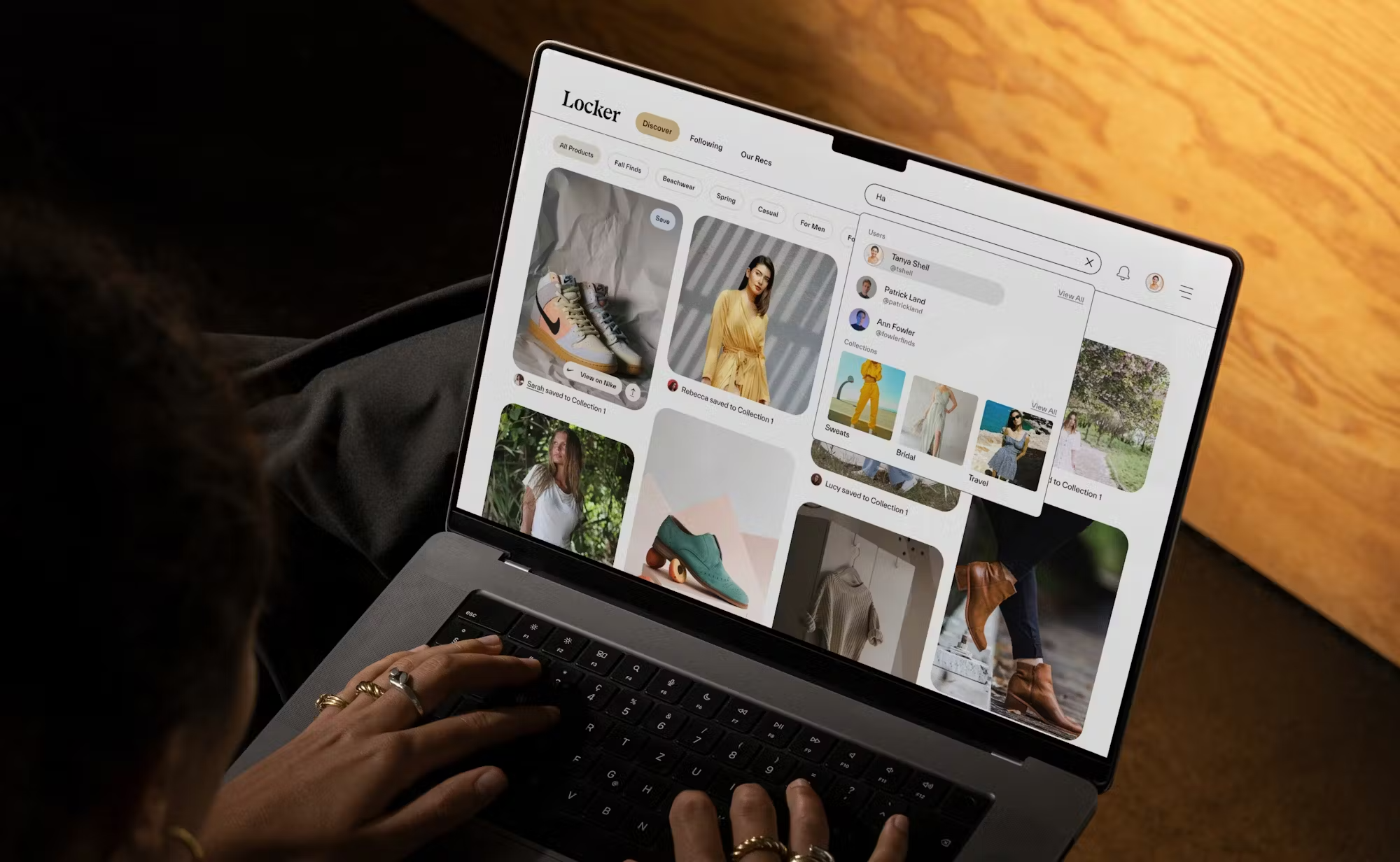 Смартфон с открытым сайтом на экране стоит на подиуме на фоне синих геометрических форм. Заголовок: 'Для чего нужен веб-сайт?'"